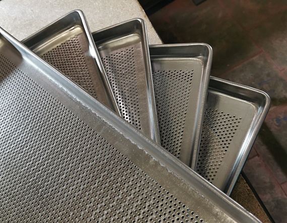 Перфорированные противни и противни для багетов